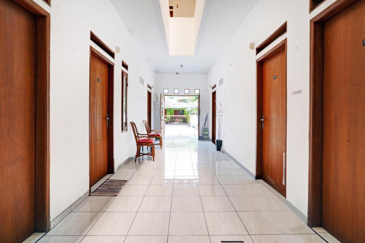Oyo 1932 Srimahi Residence Bandung Buitenkant foto