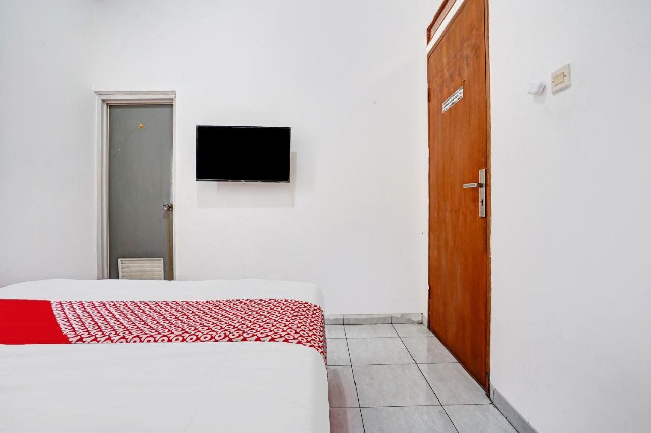 Oyo 1932 Srimahi Residence Bandung Buitenkant foto